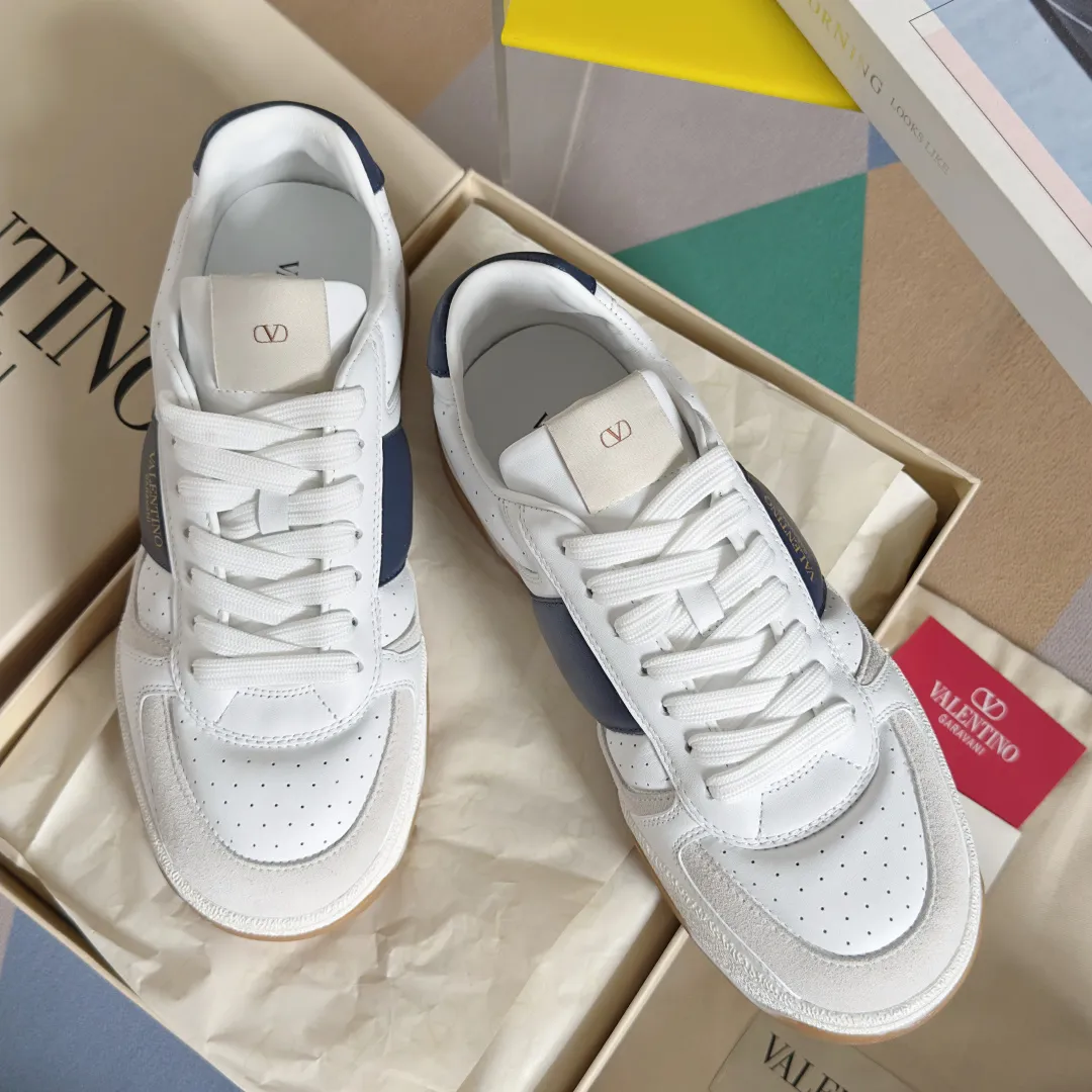 [Valentino] P: 800💰 Couple model, size: ▪️Size: Women's model 35-40 / Men's model 39-44 (45 customized) Valentino Valentino Couple model Joie de Jouer series Velcro Thick sole Bread shoes Couple model Casual sports shoes White shoes Original purchase and development Production Joie de Jouer series The style is simple but not out of style. The pure white base is paired with fresh green and soft beige, and the unique Velcro design highlights your personality. Every detail tells the fashion and quality. Wear it, take a confident step, and start the fashion journey. Exquisite packaging at the delivery counter🛍📦 ▪️Fabrics: Original custom imported first-layer cowhide ▪️Inner lining: Original custom-made soft sheepskin lining ▪️Outsole: Original open-molded anti-slip TPU material ▪️Sole thickness: 3.5CM